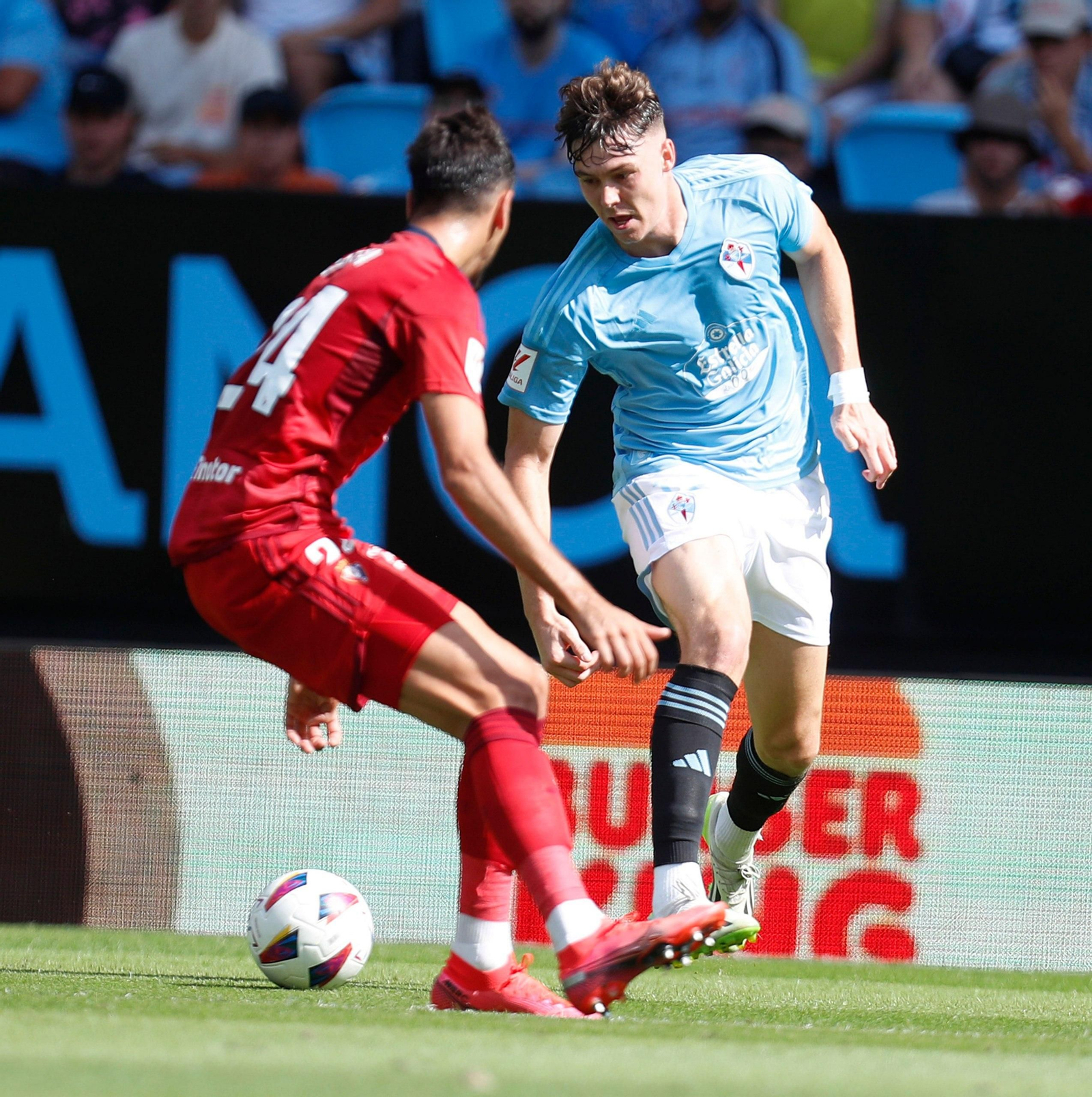 Larsen pelea por el balón en el partido del Celta contra Osasuna.