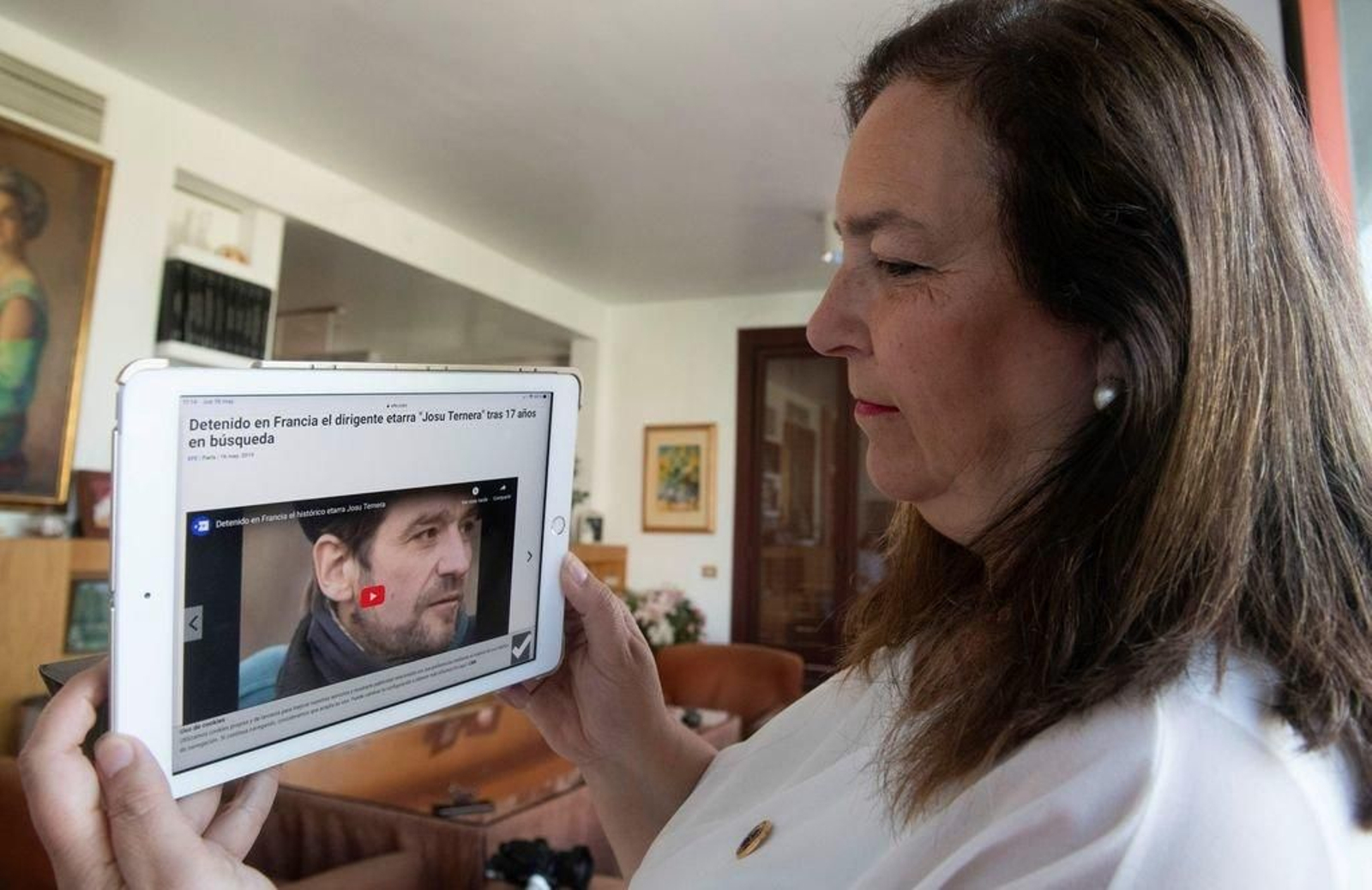 Maite Araluce, de la Asociación de Víctimas del Terrorismo, lee en una táblet la noticia de la detención.