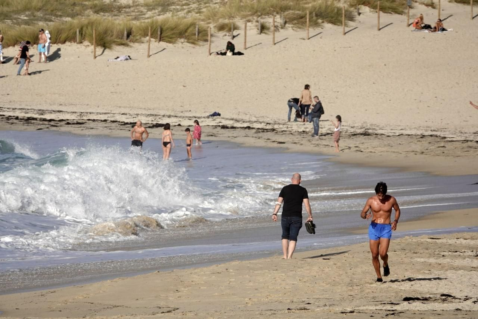 Fin de año con tiempo de verano en Vigo. Playa de Samil. // Vicente Alonso