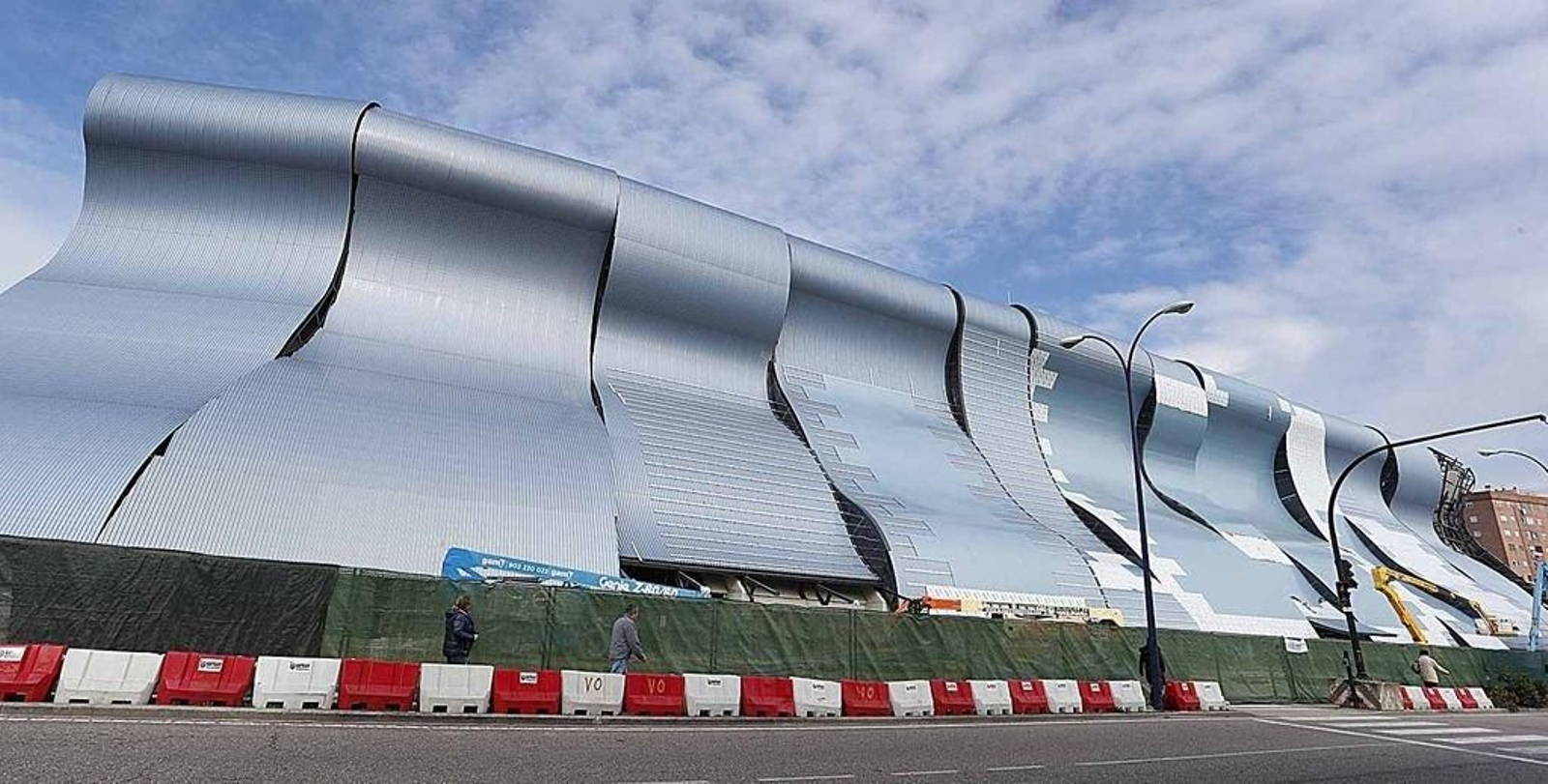 Aspecto de la cubierta de la grada de Río, con las planchas metálicas en forma de ola.