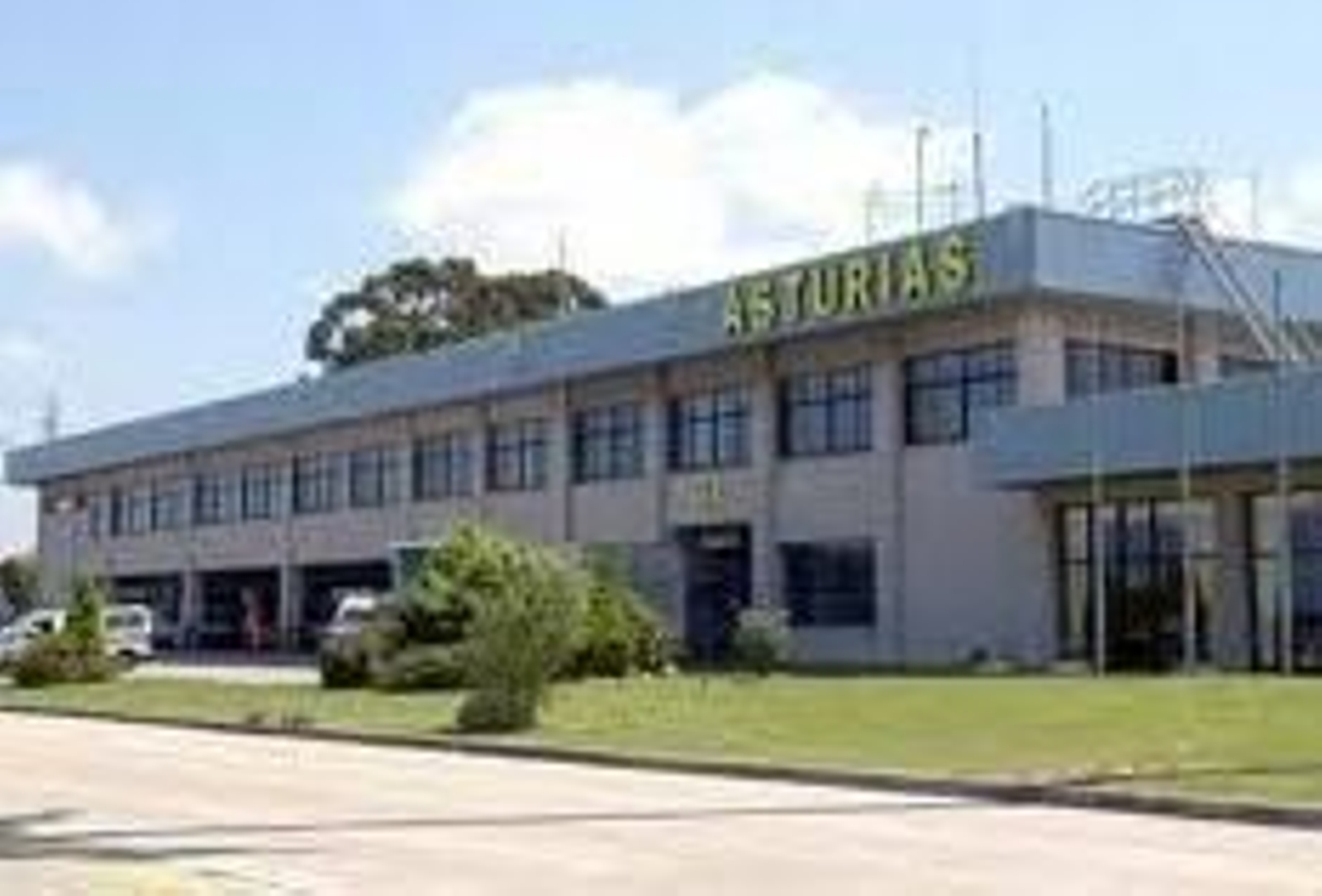 En la imagen, exterior del aeropuerto de Asturias.