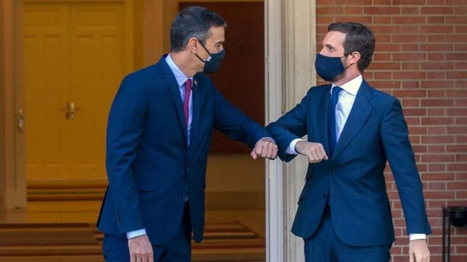 El presidente del Gobierno, Pedro Sánchez, y Pablo Casado, en Moncloa.