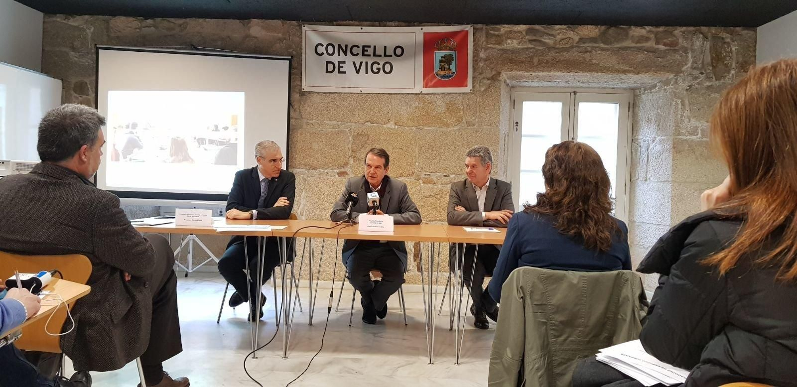 Concello y Xunta entregan diplomas a 30 jóvenes // JV Landín