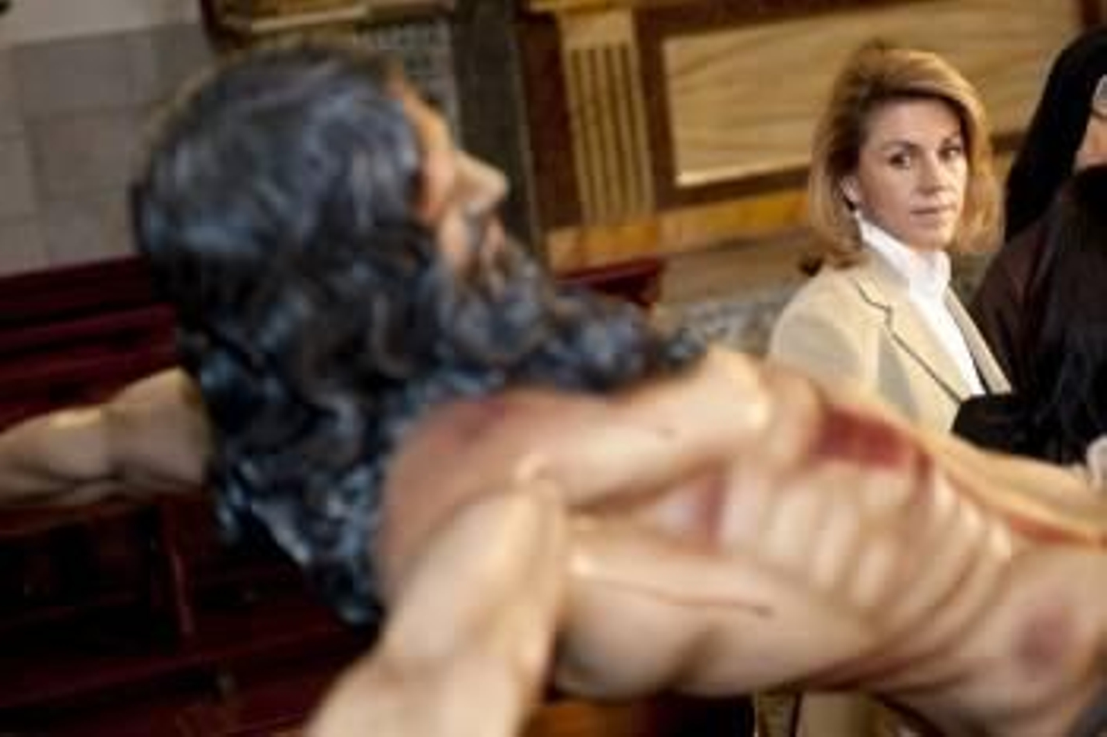 La secretaria general del PP y candidata de los populares a la presidencia de Castilla-La Mancha, María Dolores Cospedal, visitó los diferentes Pasos de Semana Santa expuestos en varias iglesias toledanas. EFE