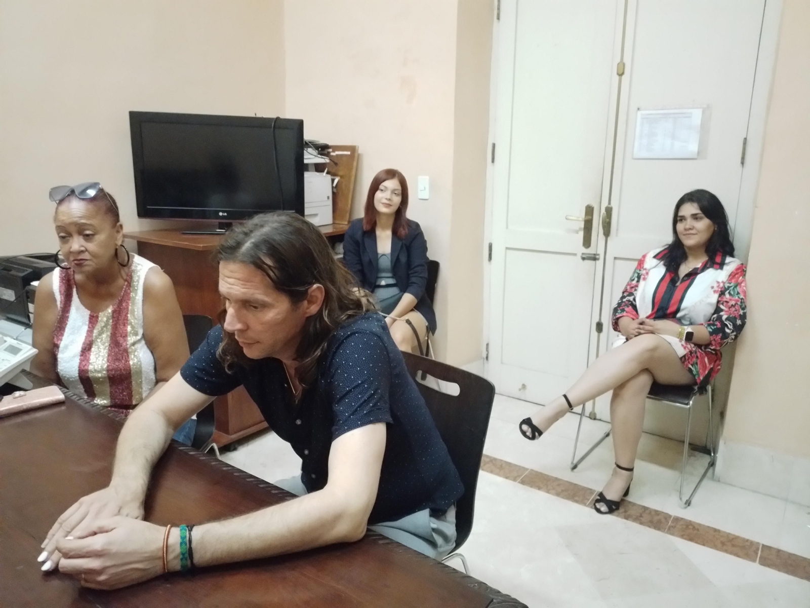 Mariño, con la secretaria de Cultura y profesoras