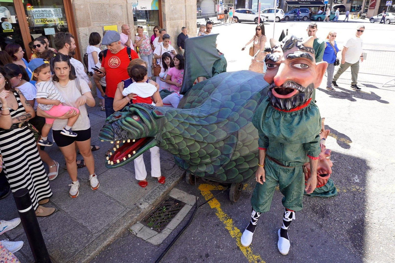 Dragón en la Festa da Coca de Redondela 2024.