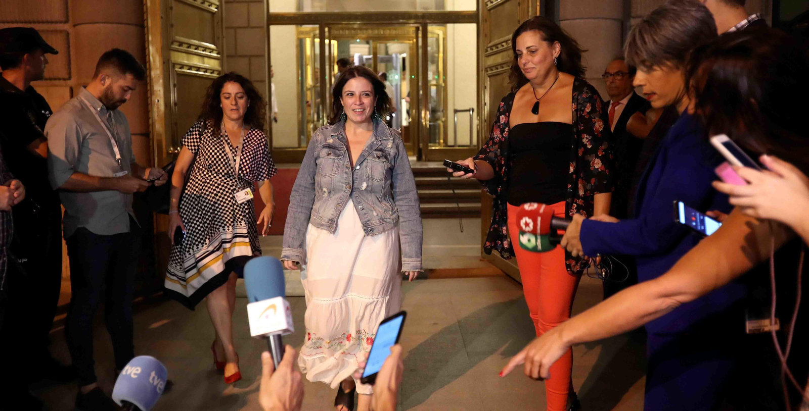 La portavoz del grupo socialista en el Congreso, Adriana Lastra, tras la primera reunión de los equipos negociadores del PSOE y de Unidas Podemos. EFE/Kiko Huesca