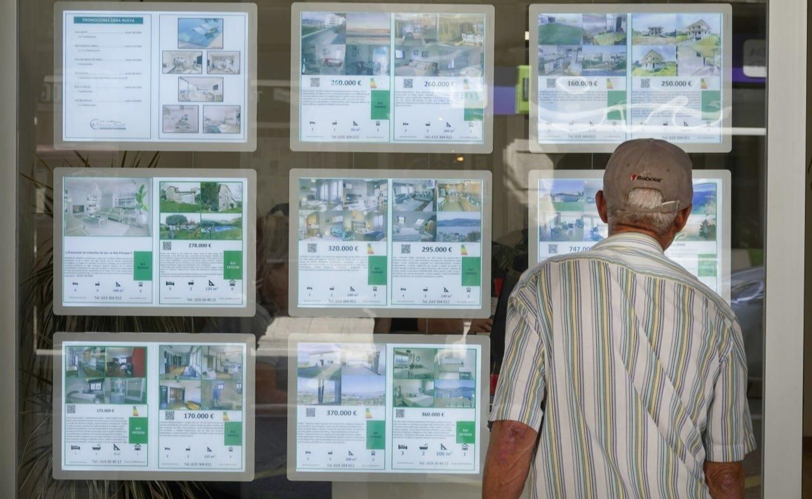 Una persona consulta las ofertas de viviendas de una inmobiliaria de Vigo. // Vicente Alonso