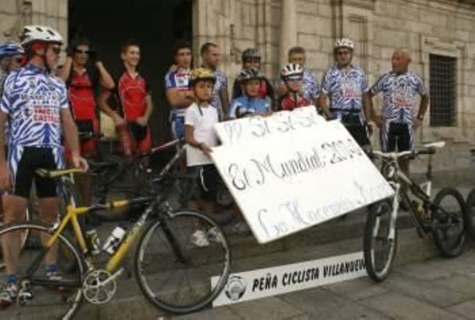 El club ciclista Villanueva celebra la elección de Ponferrada en la puerta del Ayuntamiento. (Foto: ANA F. BARREDO)