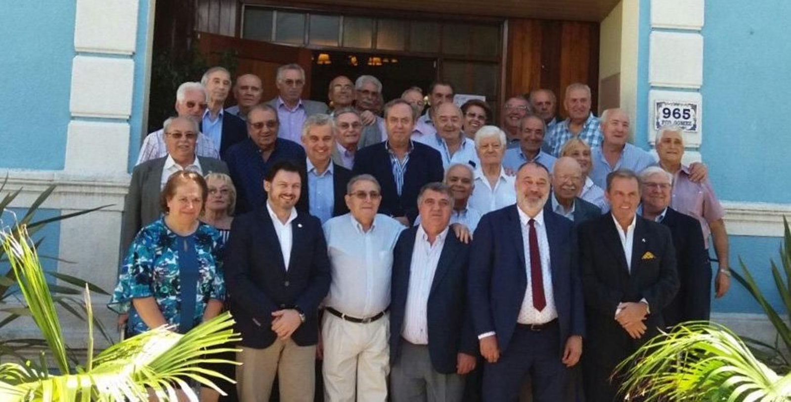 Miranda con la comunidad gallega de Uruguay ante el Centro Pontevedrés