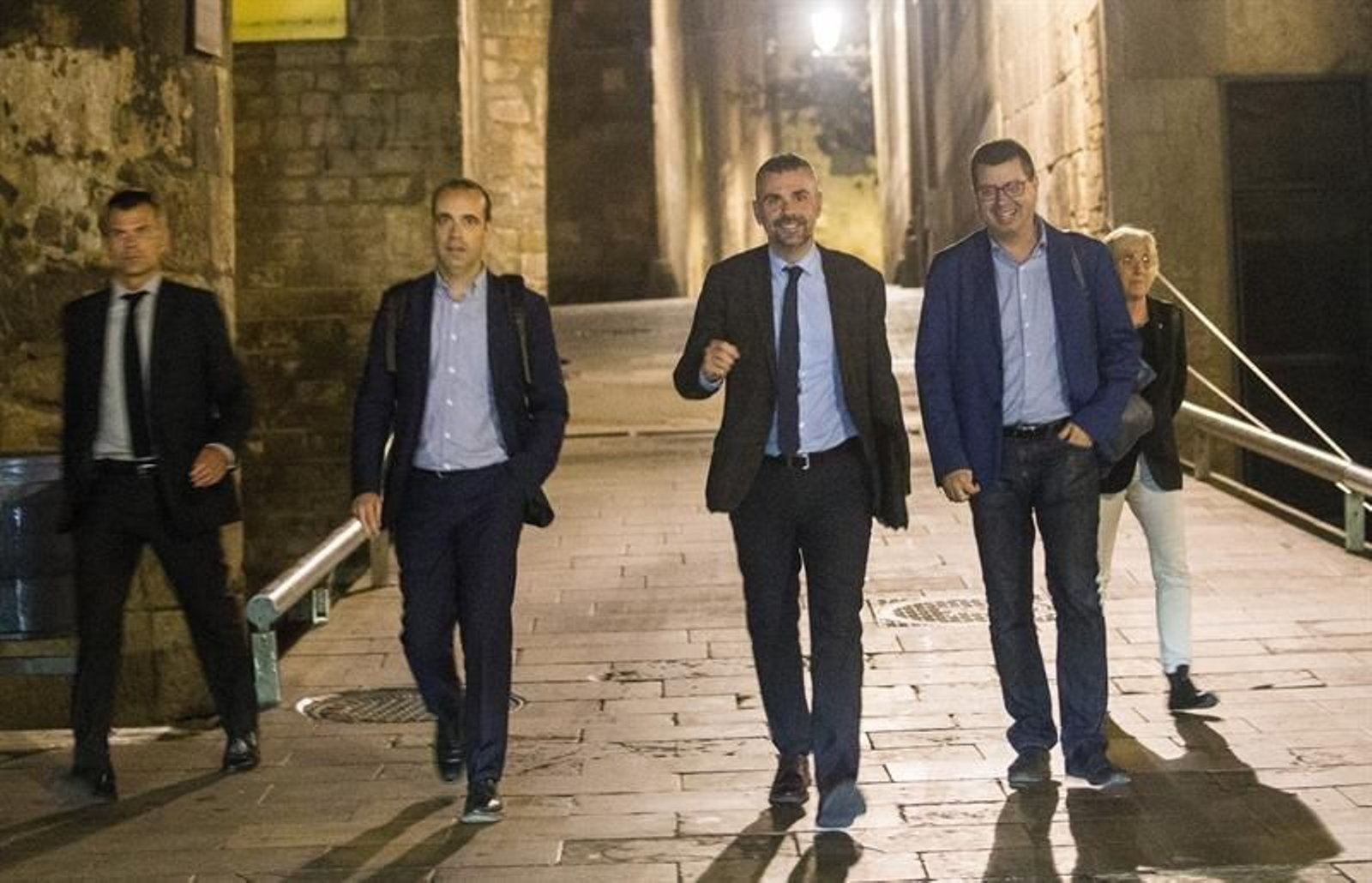 El conseller de Empresa Santi Vila (c) sale del Palau de la Generalitat tras la cumbre convocada por el presidente catalán, Carles Puigdemont