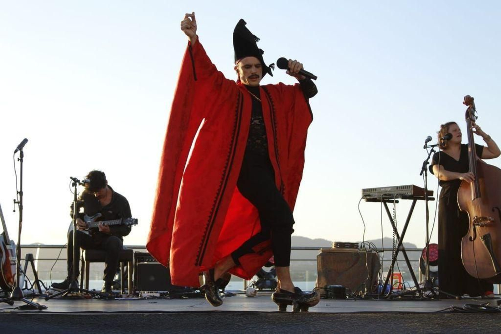 Rodrigo Cuevas sorprendió en el Terraceo con su espectáculo "Trópico de Covadonga".