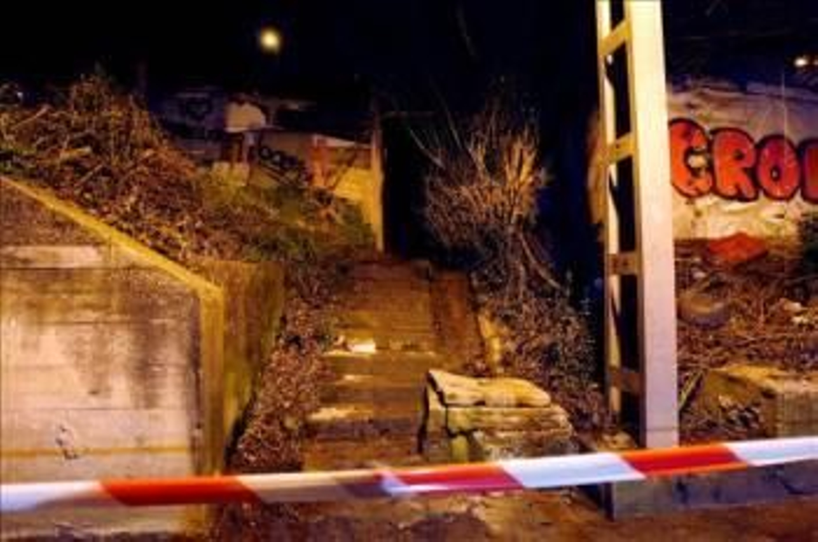 Acceso al lugar donde una mujer ha fallecido tras ser agredida con un arma blanca en la chabola en la que residía. (Foto: Javier Etxezarreta)