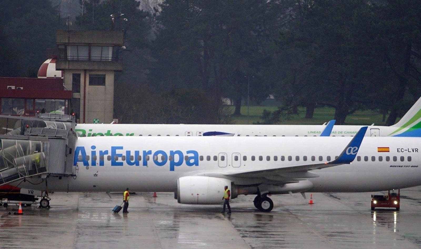 Dos aviones estacionados en Peinador el pasado enero. // J.V. Landín