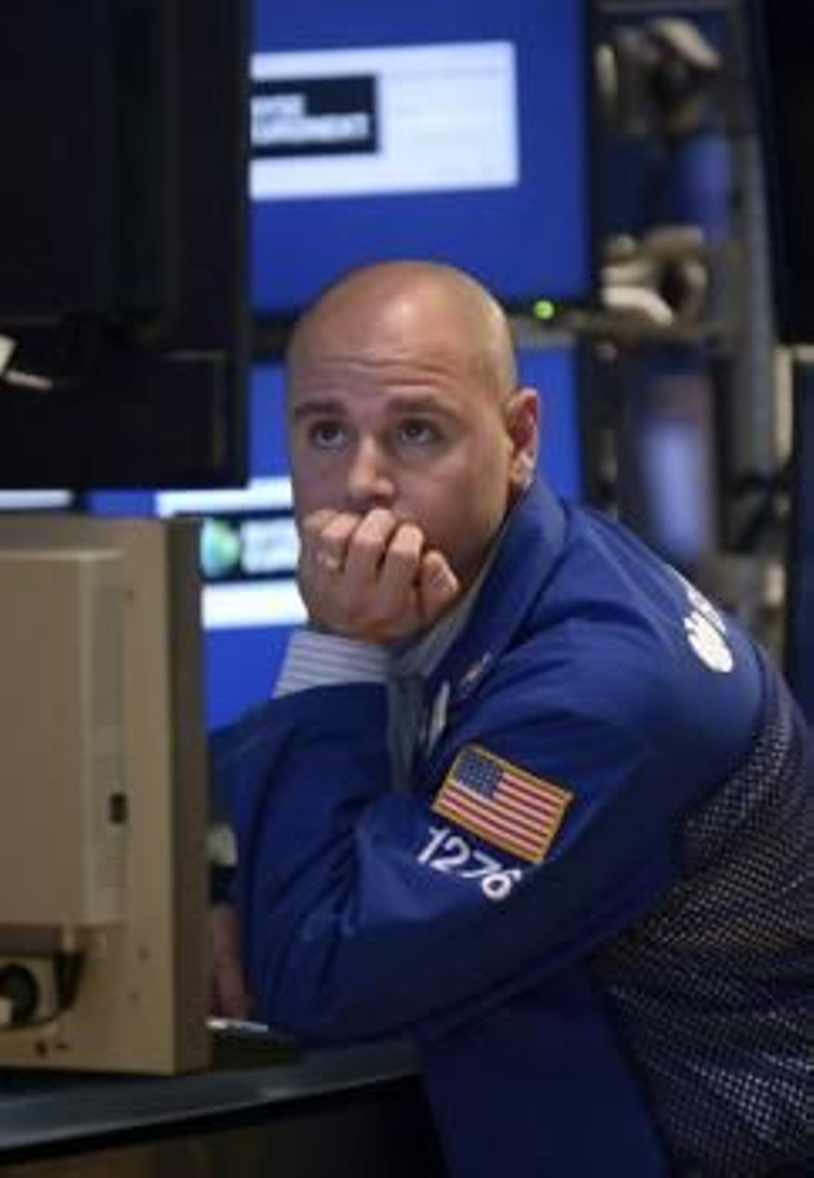 Un corredor de bolsa observa las cifras