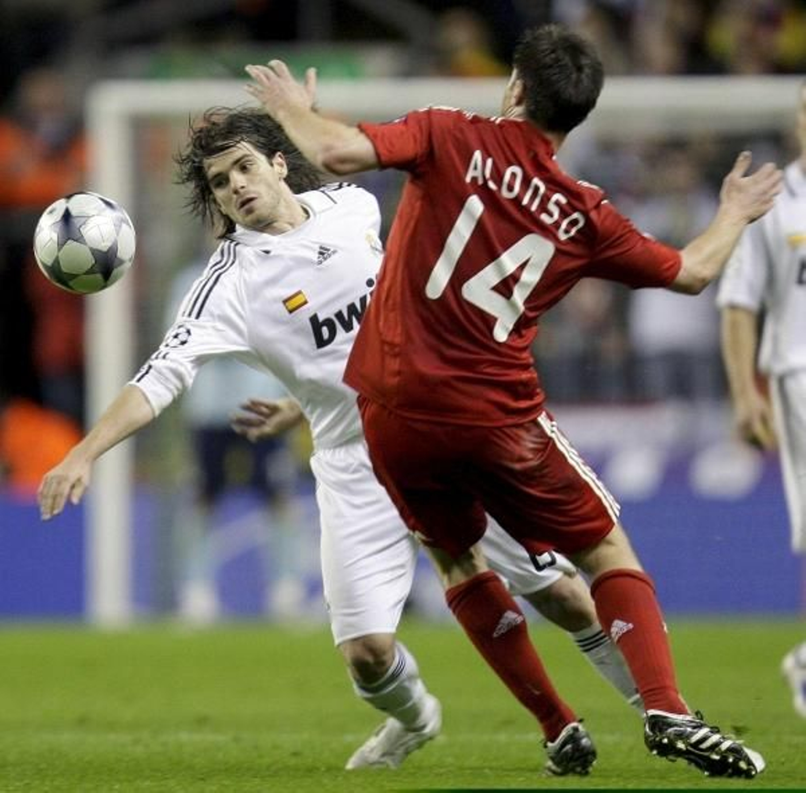 Fernando Gago lucha un balón con el jugador español del Liverpool Xabi Alonso. (Foto: Sergio Barrenechea.)