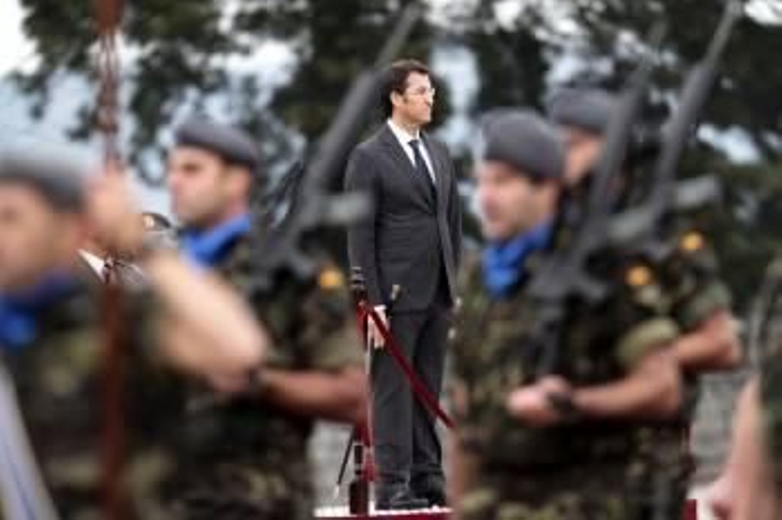 Núñez Feijóo preside el desfile en la base General Morillo, de Pontevedra. (Foto: SALVADOR SAS)