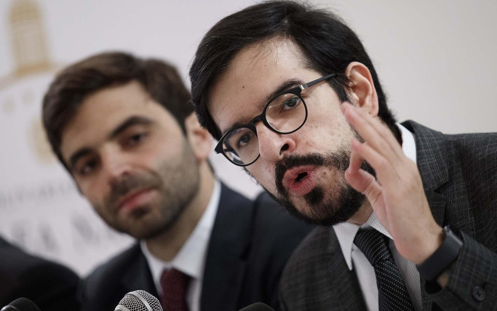 Fotografía de archivo fechada el 6 de enero de 2020 que muestra a Miguel Pizarro (d), diputado de la Asamblea Nacional de Venezuela, durante una rueda de prensa en Washington (EE.UU). EFE/ Shawn Thew