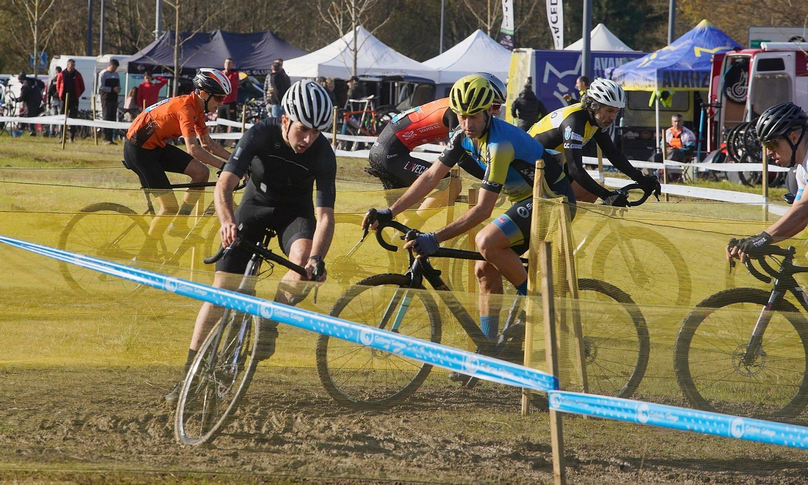 Homes na Copa Galicia de ciclocross en Nigrán.