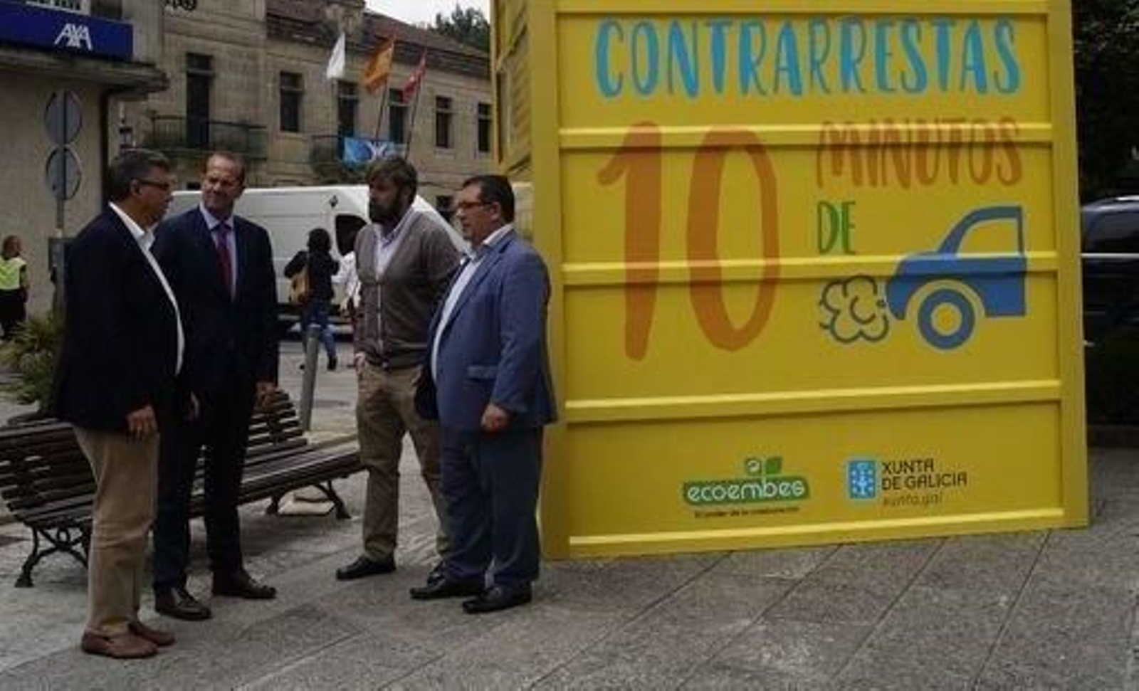 Javier Bas y el concejal de Medio Ambiente Miguel Ángel Álvarez en una de las campañas de sensibilización.