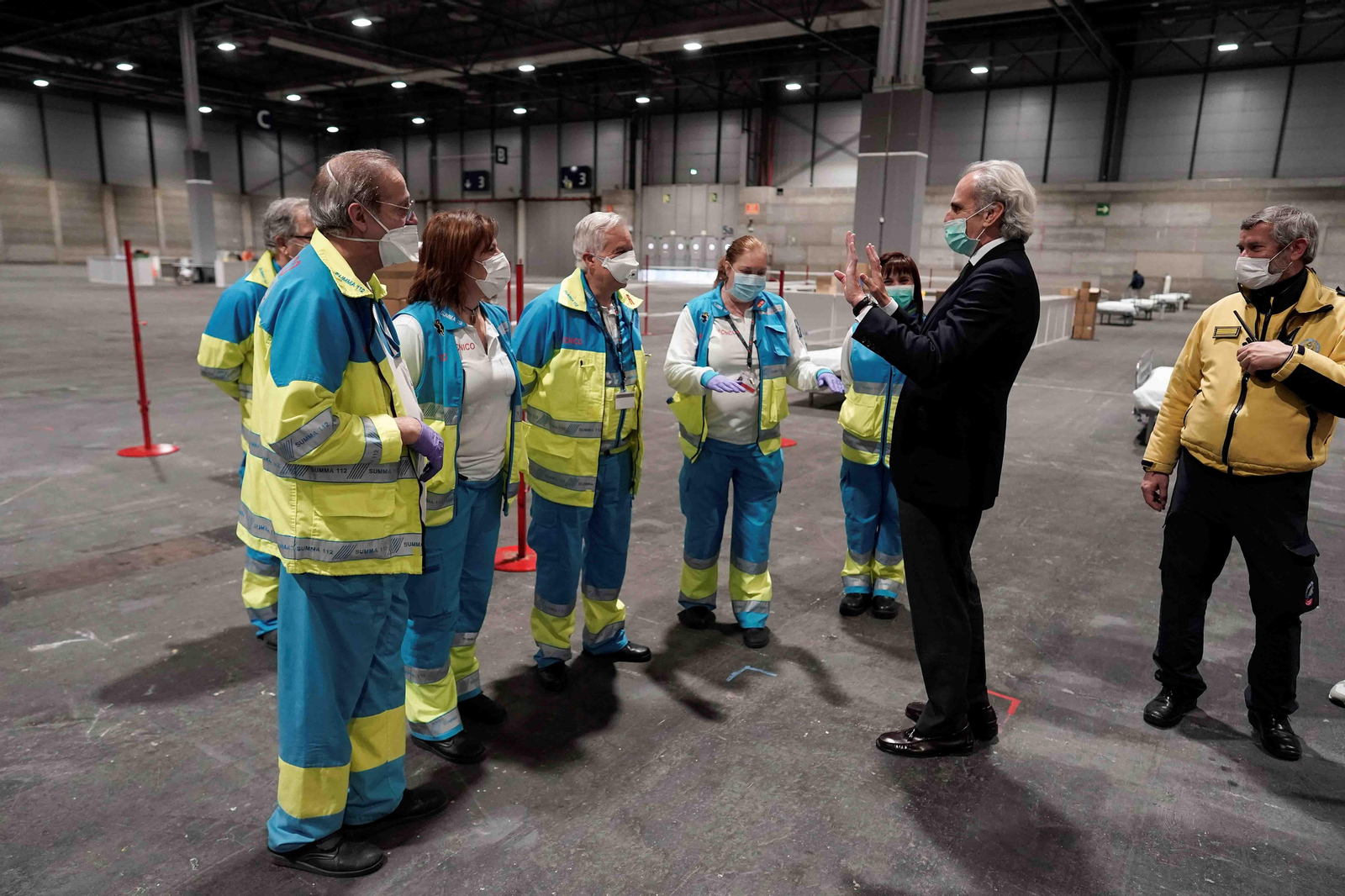 Fotografía facilitada por la Comunidad de Madrid, del consejero de Sanidad, Enrique Ruiz Escudero (d), que ha visitado IFEMA. EFE/Comunidad de Madrid