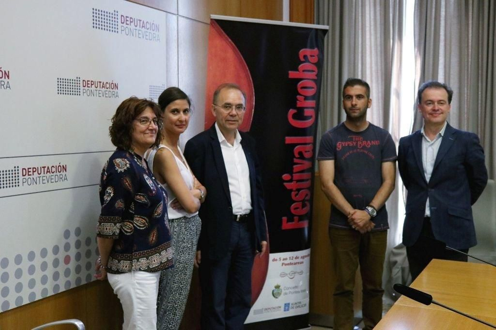 Xosé Represas, Xosé Leal y Rogelio Groba Otero ( junto al cartel promocional del Festival Groba).