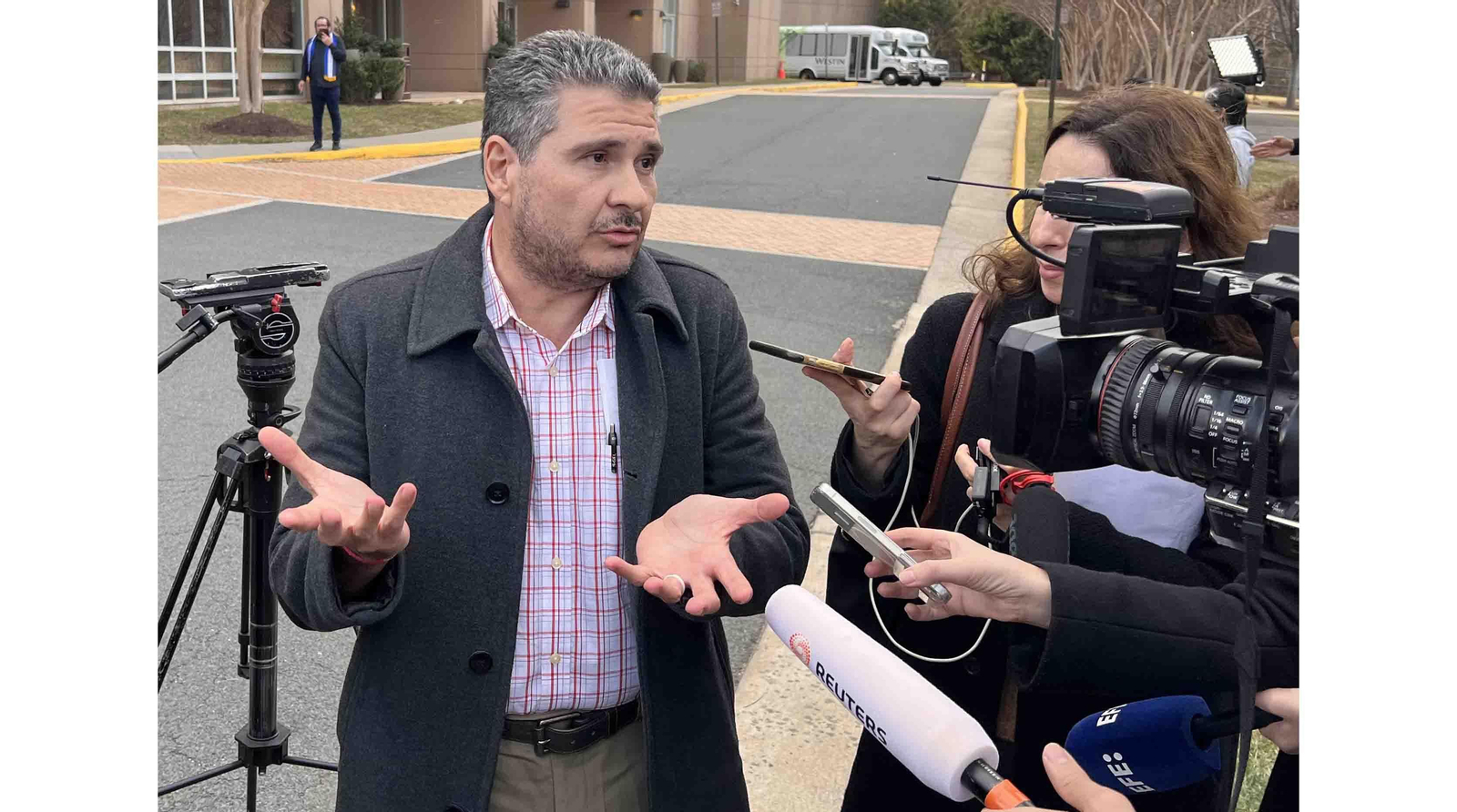 El ex precandidato presidencial nicaragüense Juan Sebastián Chamorro, uno de los presos políticos nicaragüenses expulsados de su país, habla con los periodistas a su llegada al hotel Weston donde se hospedarán en Dulles, Virginia (EEUU). EFE/Octavio Guzmán