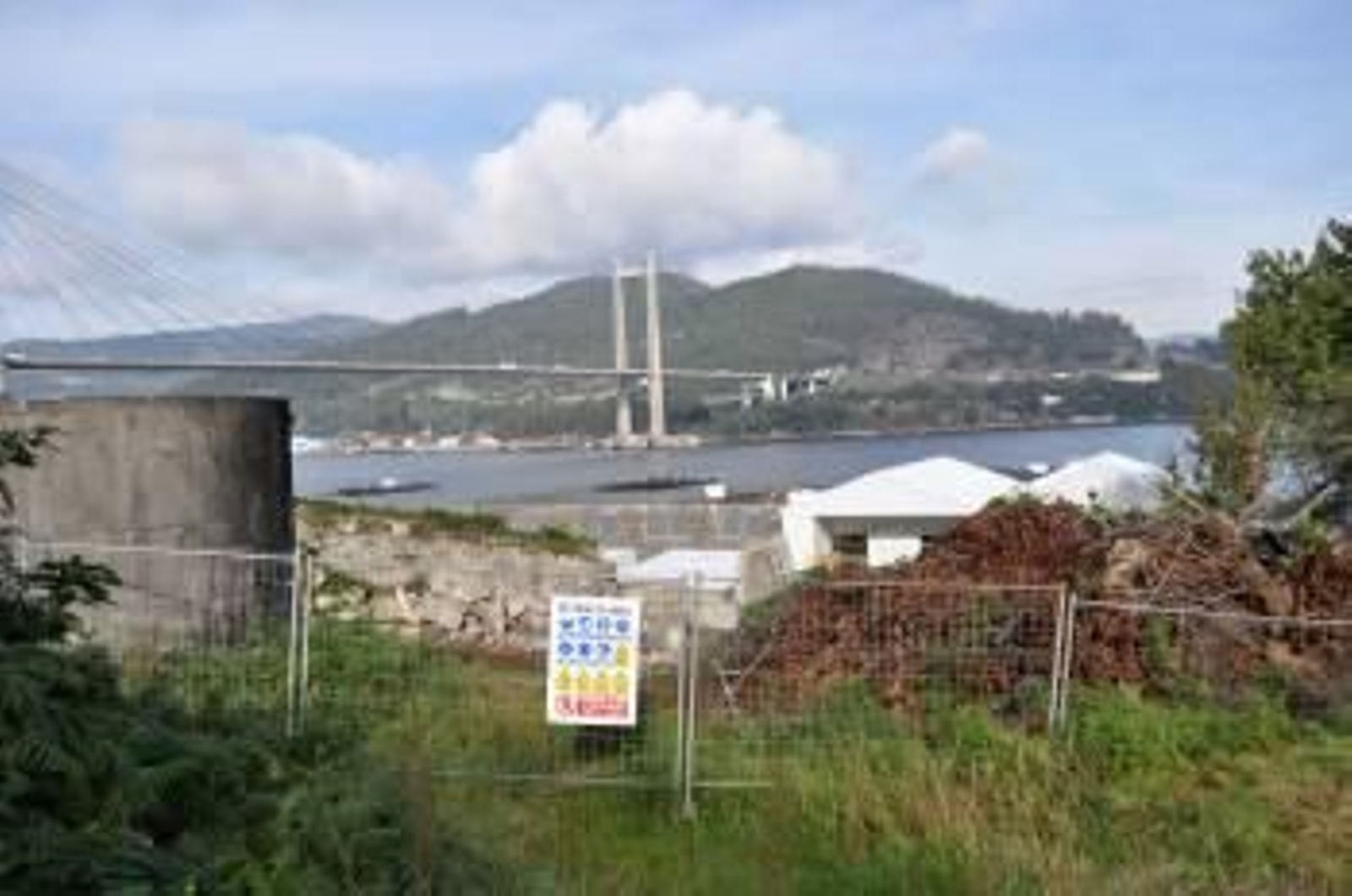 Las ruinas de la Fábrica del Alemán, en Rande, ya con los módulos instalados en el interior, listos para la apertura. (Foto: ANA ALONSO)