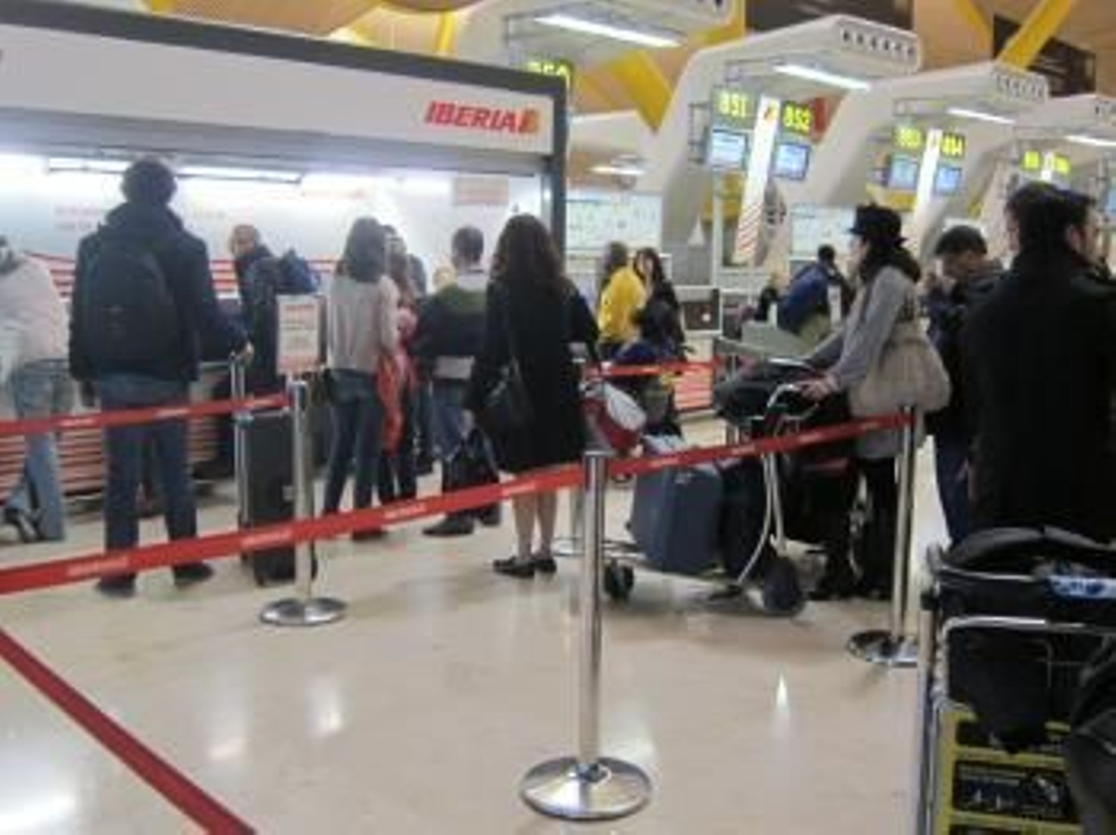 La ministra de Fomento, Ana Pastor, ha instado a los trabajadores de Iberia y a la empresa a 'llegar a acuerdos' y finalizar una huelga que vive este lunes su primera jornada