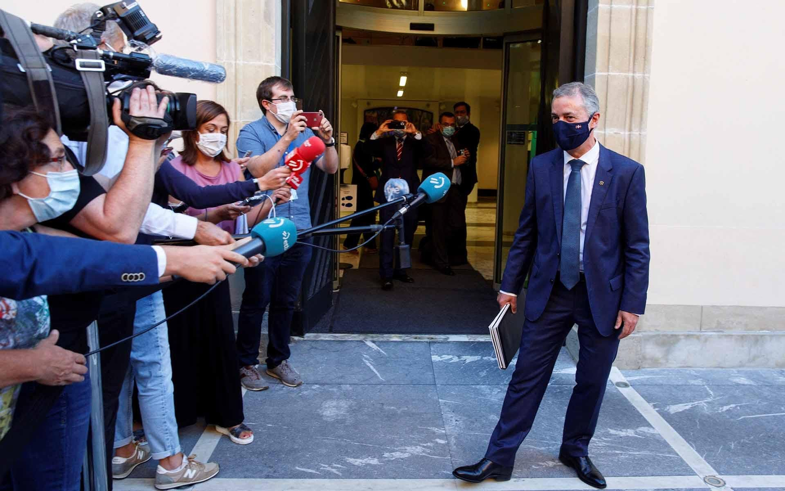 El reelegido lehendakari por tercera vez, Iñigo Urkullu (d), atiende a los periodistas al término del pleno de investidura. EFE/David Aguilar