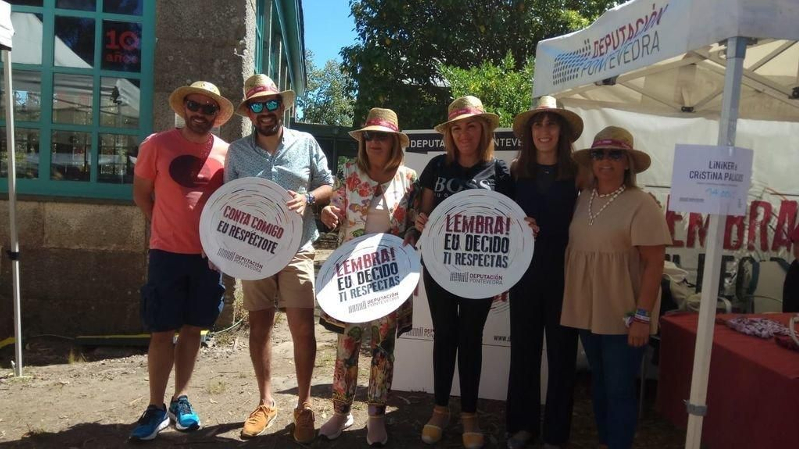 La presidenta de la Diputación en un punto informativo del Sinsal.