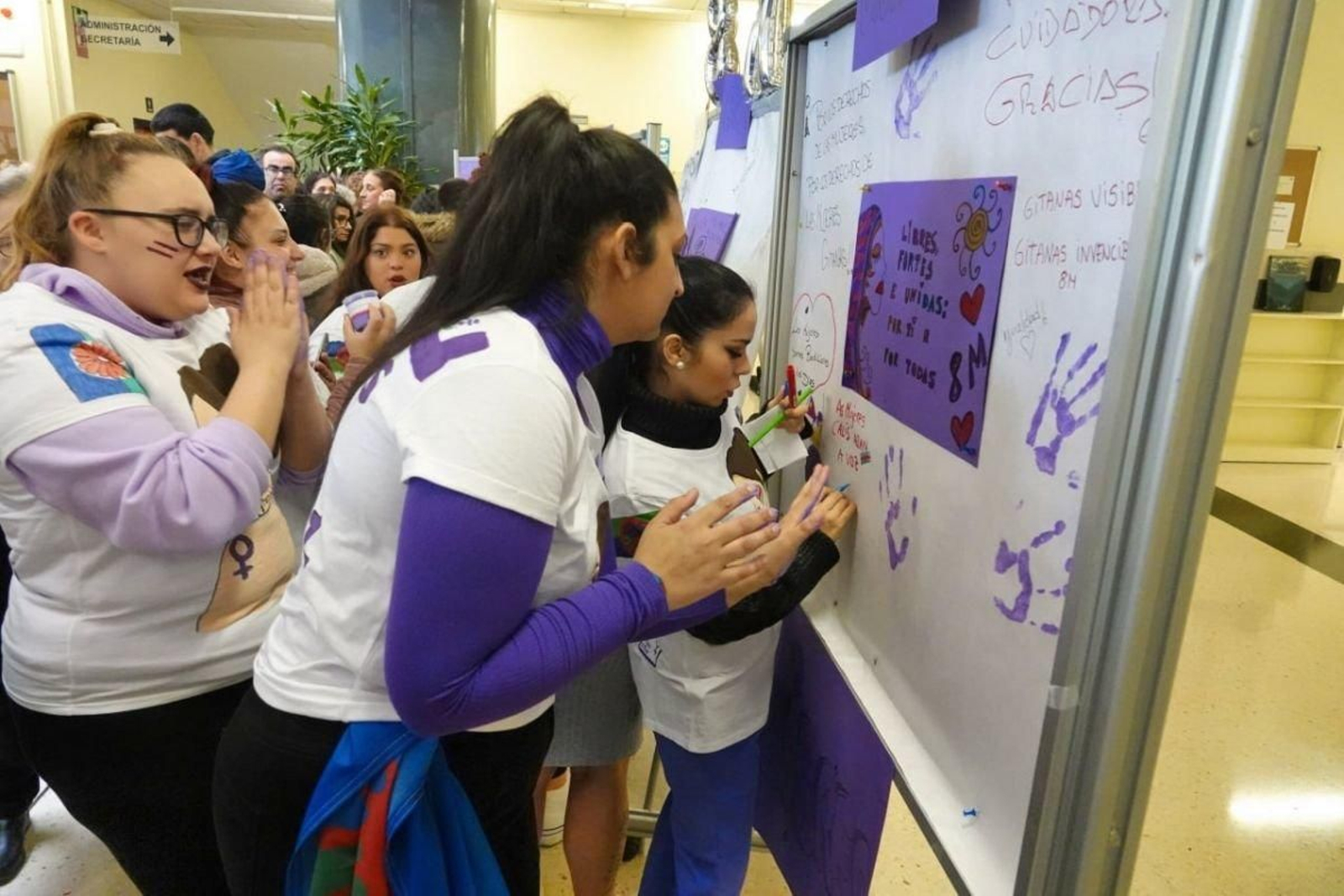 Colectivos sociales, apuntando las demandas en igualdad.