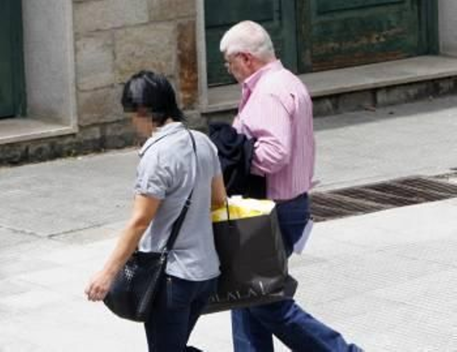 El presunto autor del apuñalamiento, a la derecha, tras prestar declaración. (Foto: KIKO)