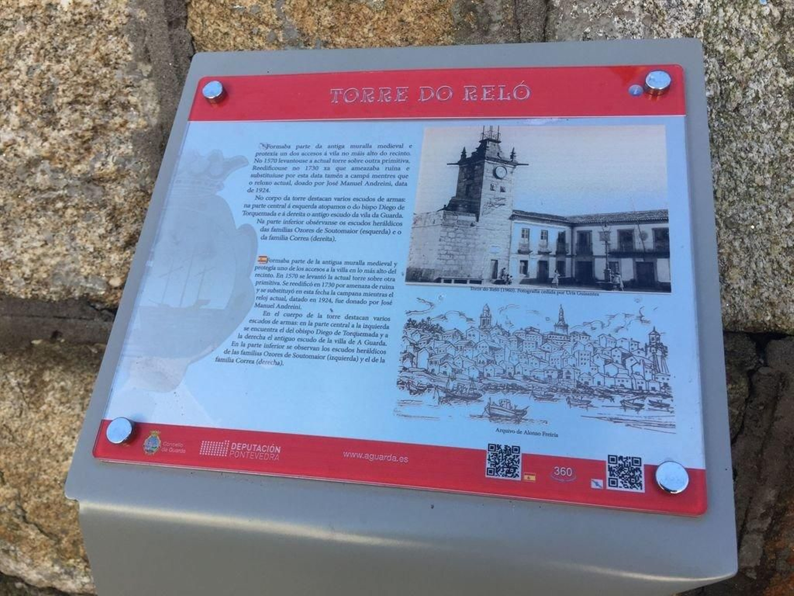 En los paneles también se inclyye un código QR para acceder a la página web y ampliar información.