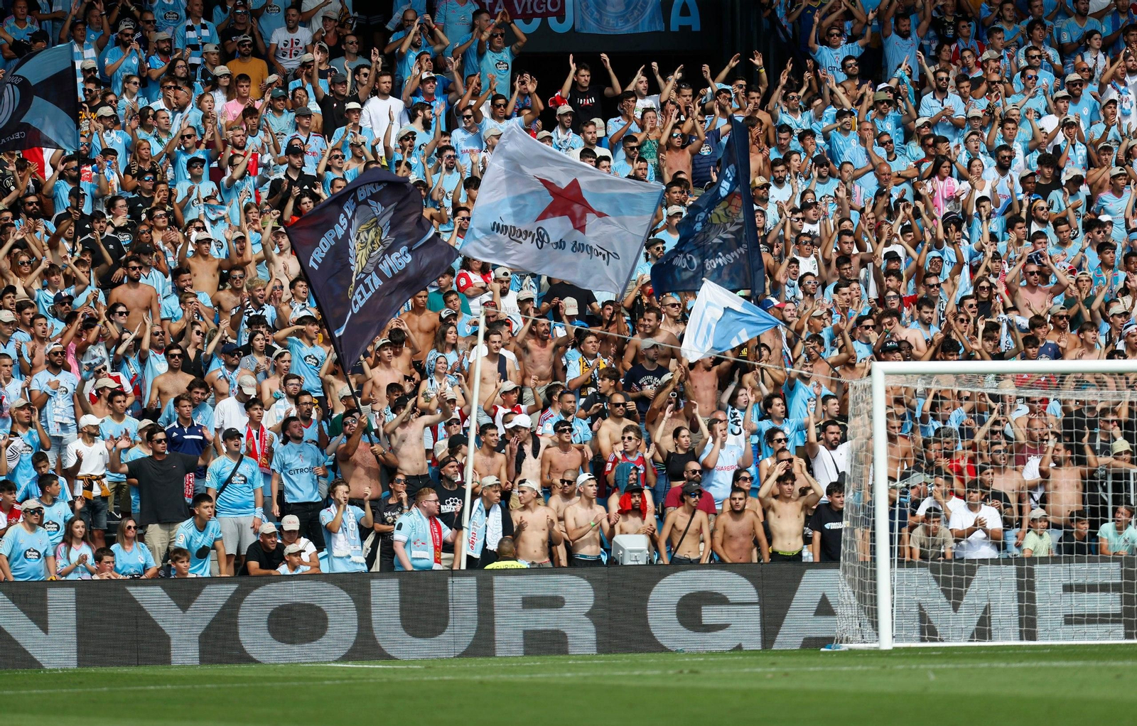 Aficionados celestes siguiendo el partido.