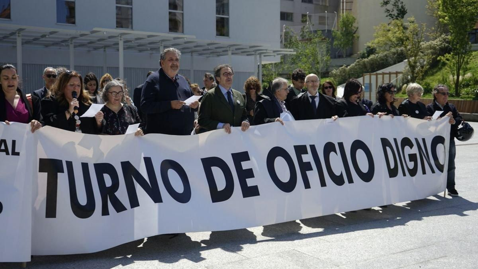 Las togas volvieron ayer a concentrarse a las puertas de la Cidade da Xustiza.
