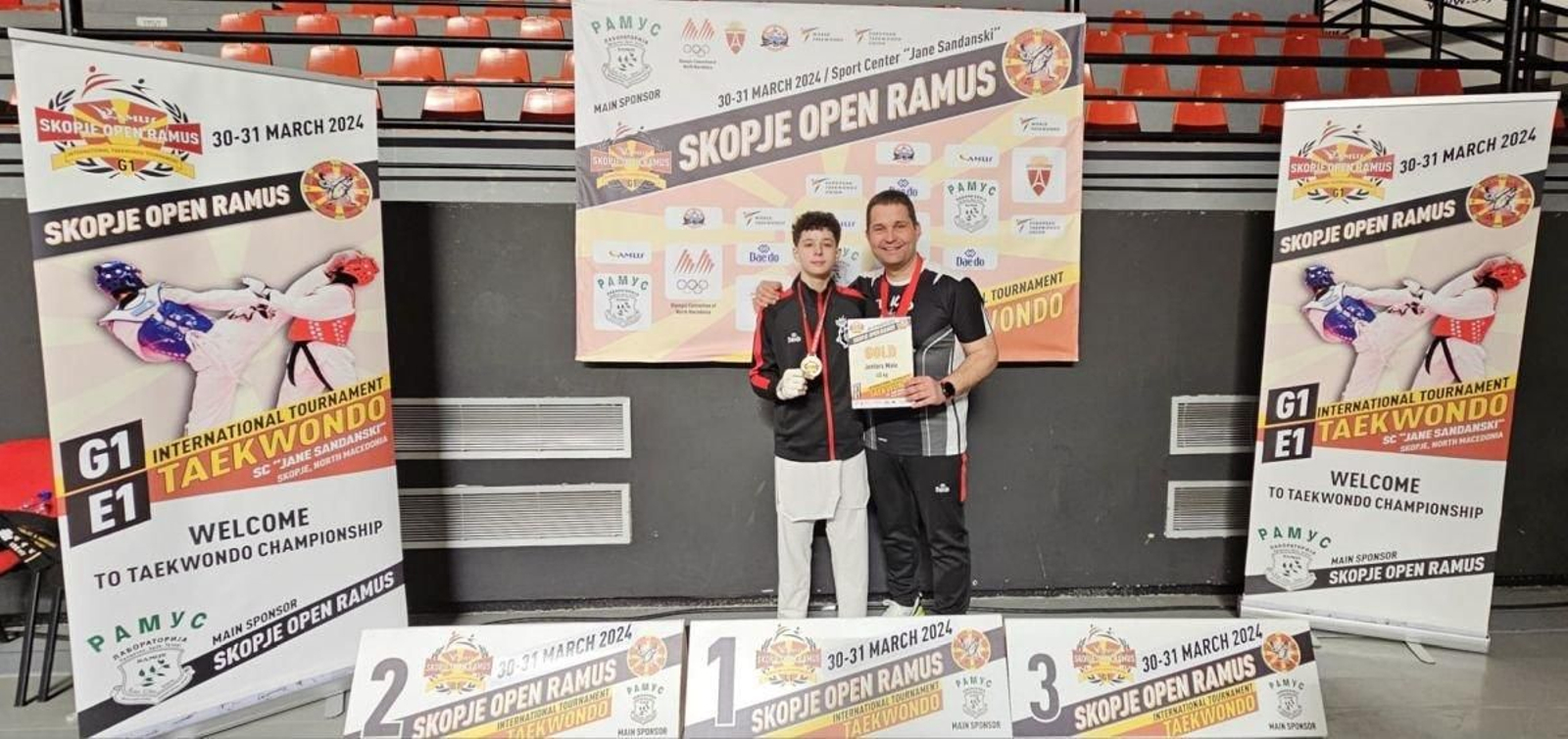 Adrián Davila y su entrenador regresan de Macedonia con una sonrisa en los labios.