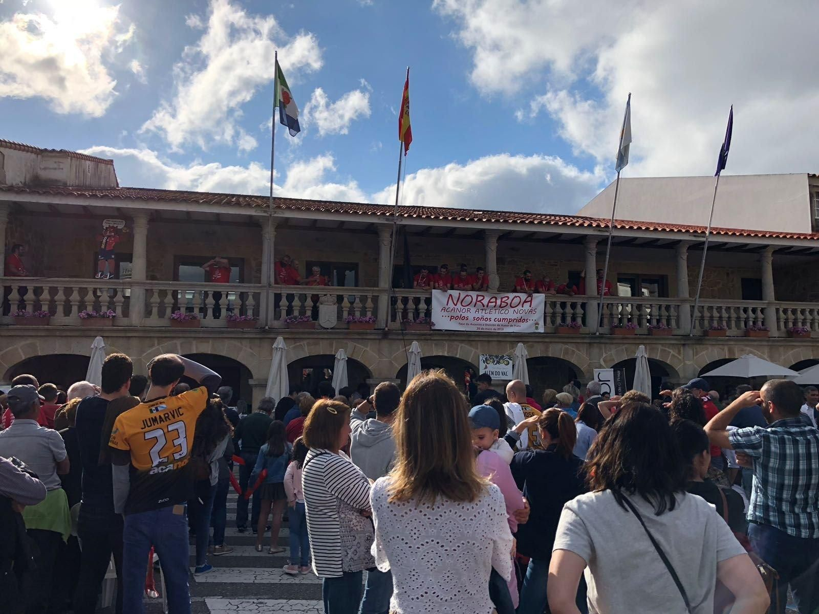 En torno a 300 personas se acercaron al Concello de O Rosal para celebrar el ascenso con el equipo.