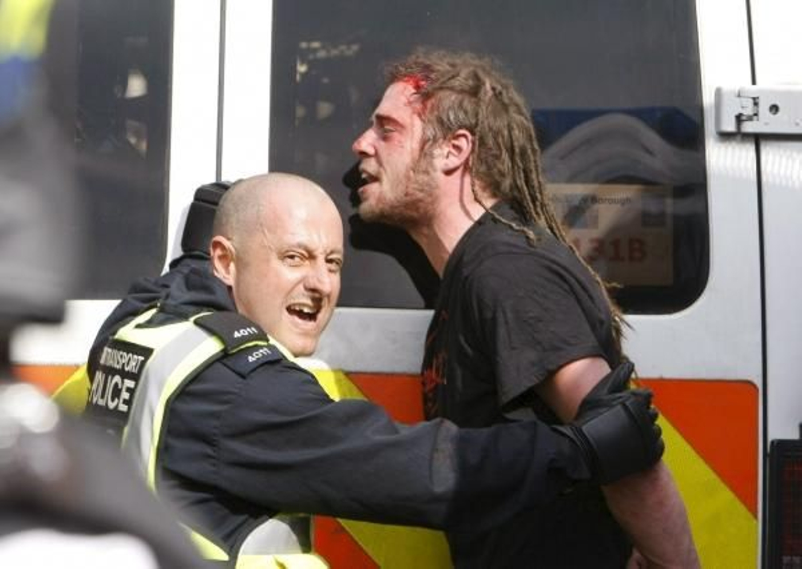 Un policía se lleva a un manifestante herido. (Foto: EFE)