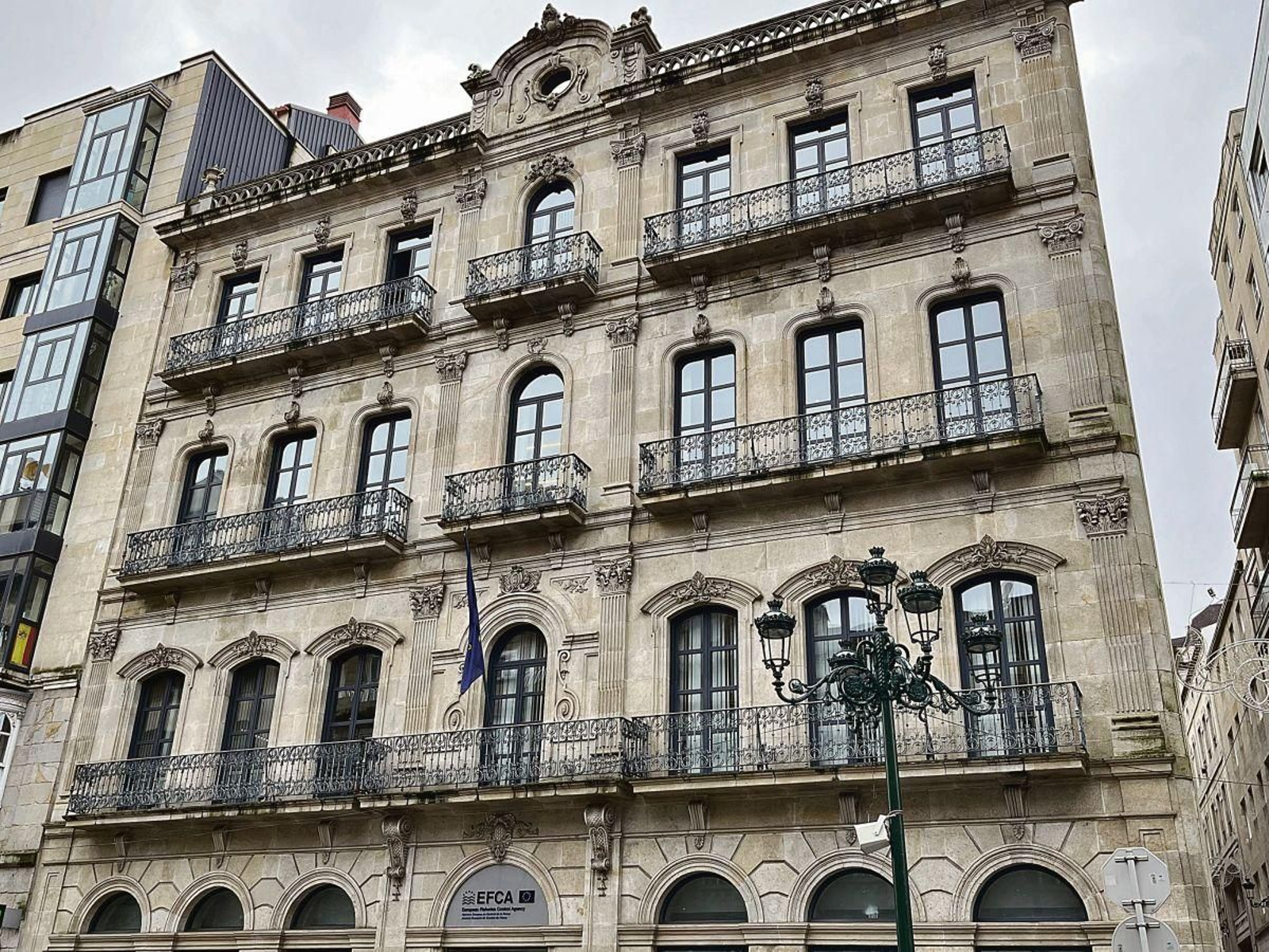 Los balcones de la Agencia de Pesca en García Barbón son un modelo de la fundición Malingre, aunque restaurados.