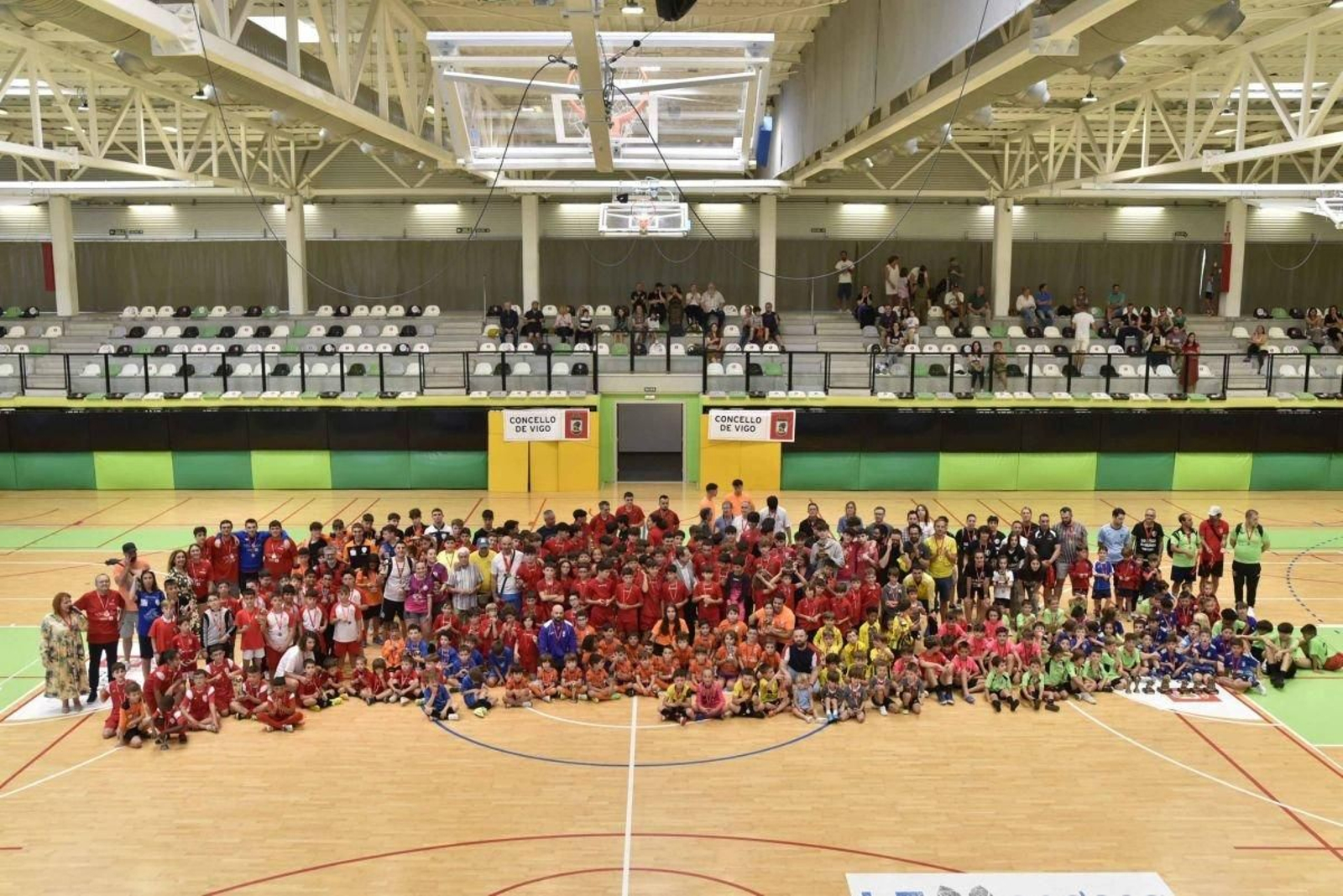 Fotografía de familia de la Vigo Cup fútbol sala, que terminó ayer con un palmarés repartido, aunque el Cios volvió a ser la entidad hegemónica.