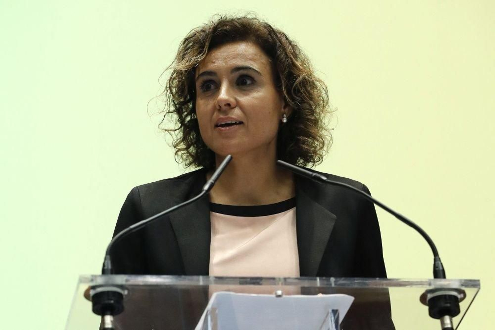 La ministra de Sanidad, Dolors Montserrat, durante una comparecencia pública.