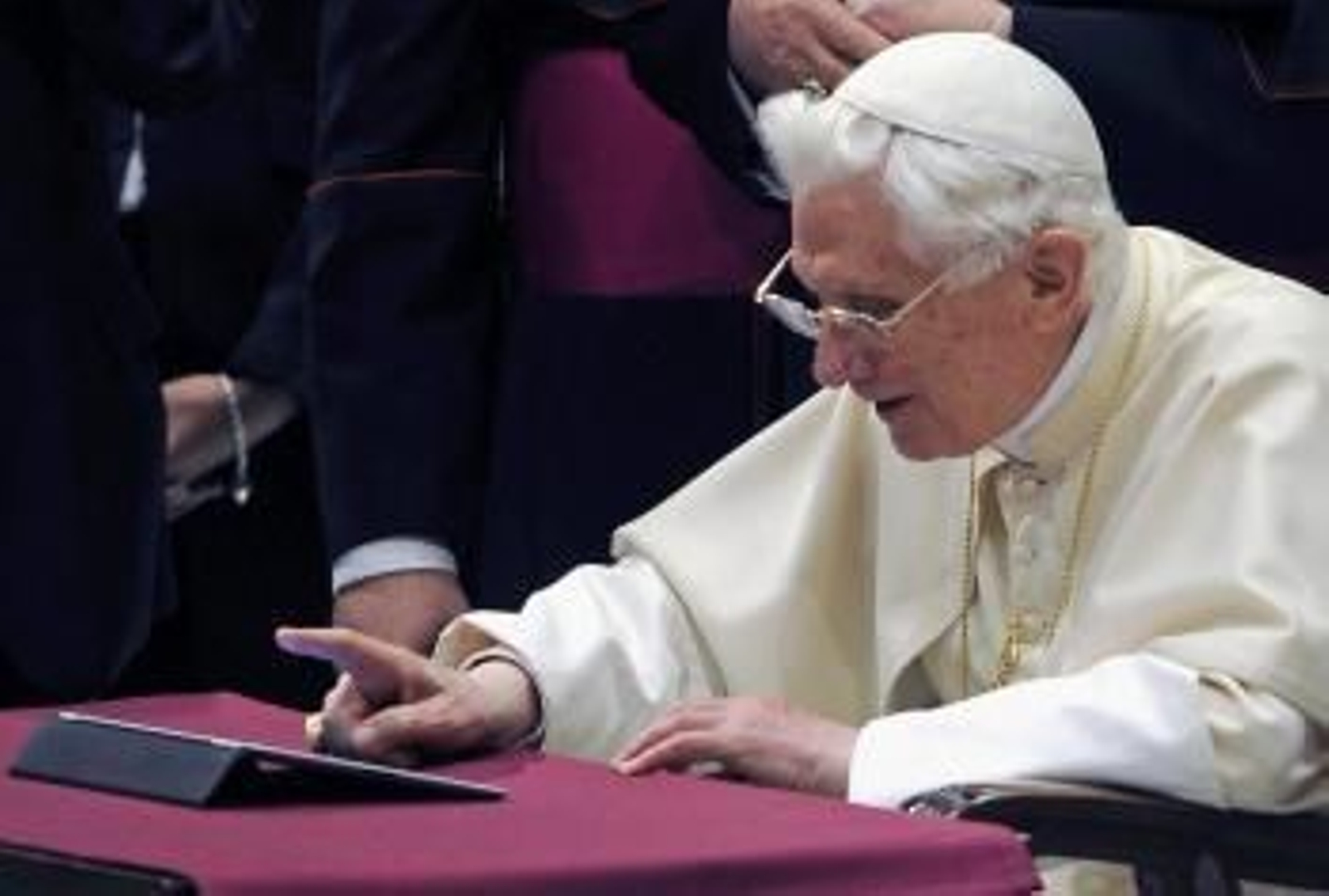 El papa Benedicto XVI publica por primera vez en Twitter al finalizar la audiencia general de los miércoles en el Aula Pablo VI en Ciudad del Vaticano