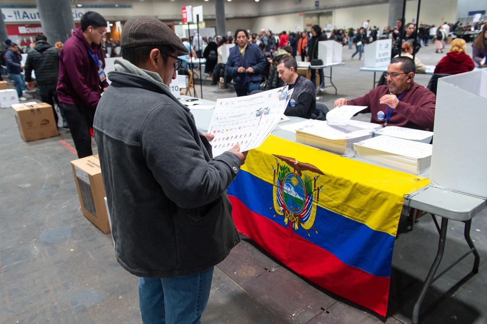 Un hombre ejerce su derecho a voto en las Elecciones Generales de Ecuador 2025, en IFEMA Madrid.