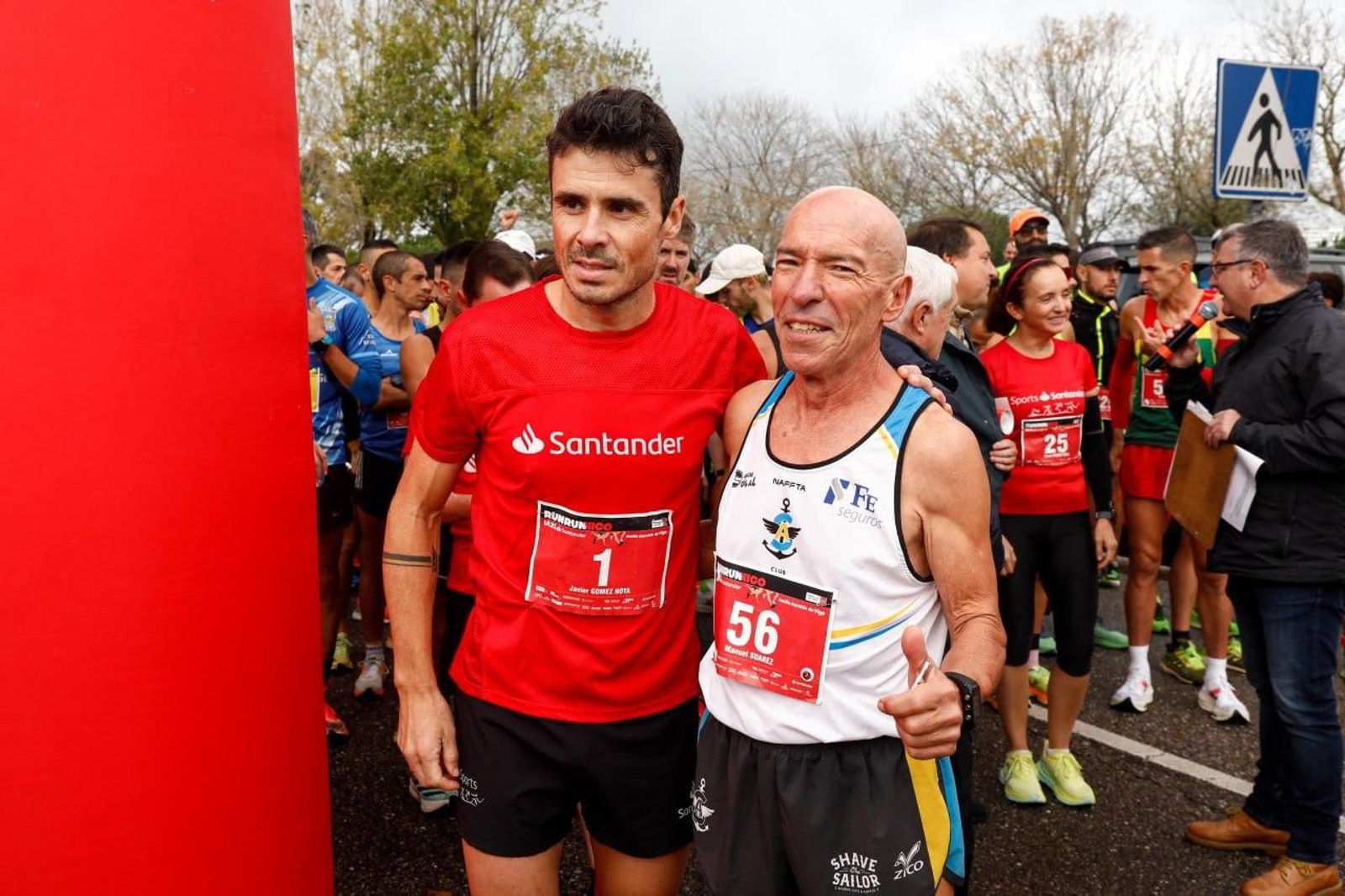 Participantes se hacen fotos con Gómez Noya.