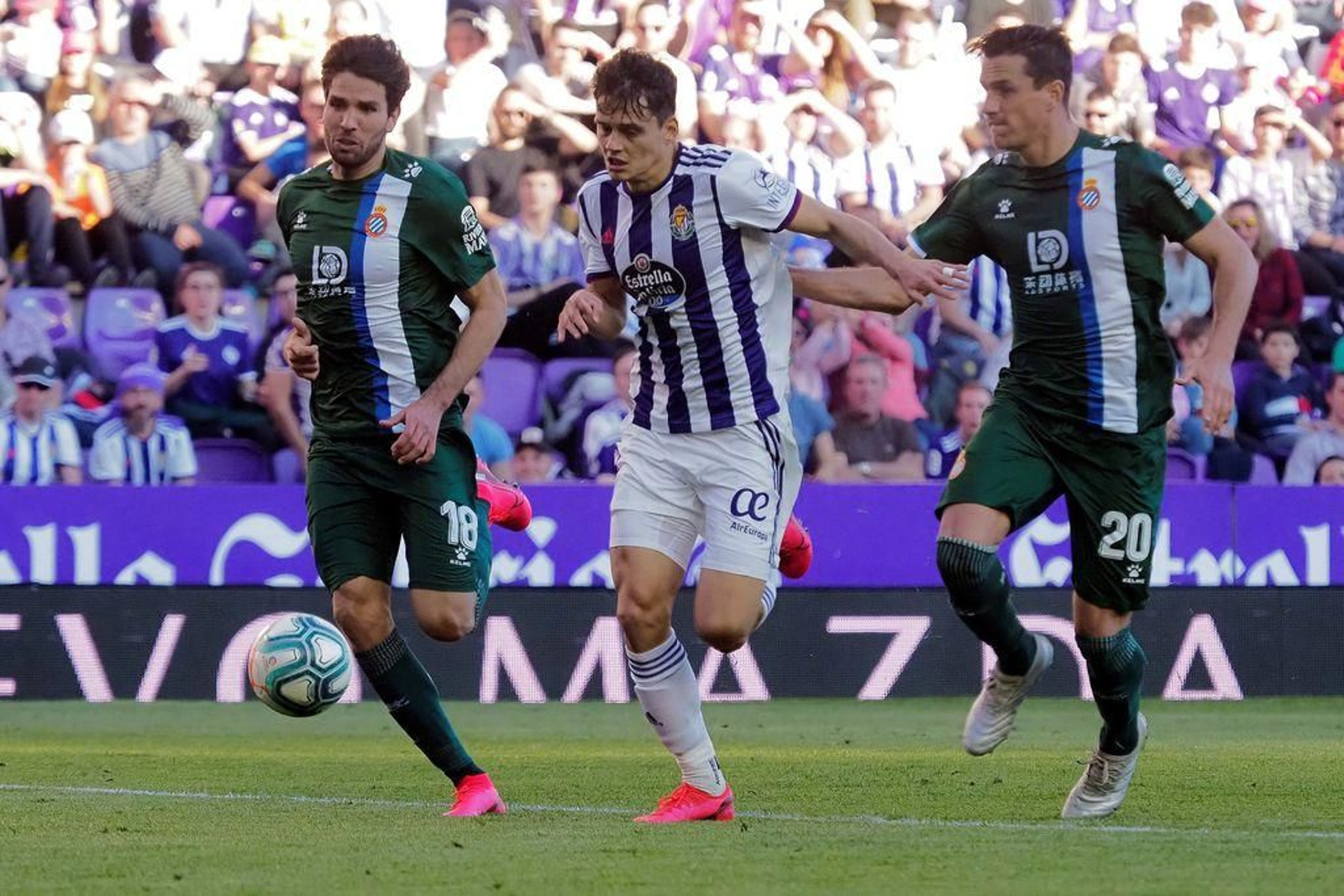 Enes Ünal trata de superar a los espanyolistas Bernardo y Cabrera, ayer, en el José Zorrilla.