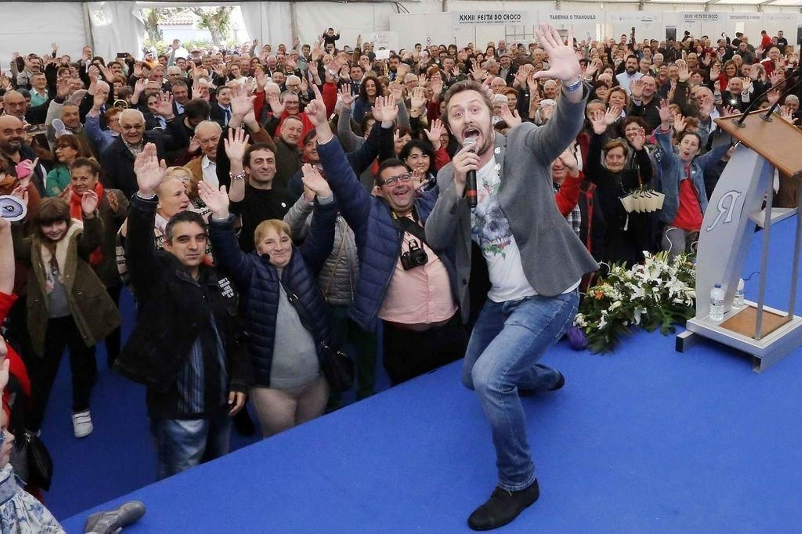 El actor gallego Javier Varela fue un animado pregonero de la Festa do Choco.