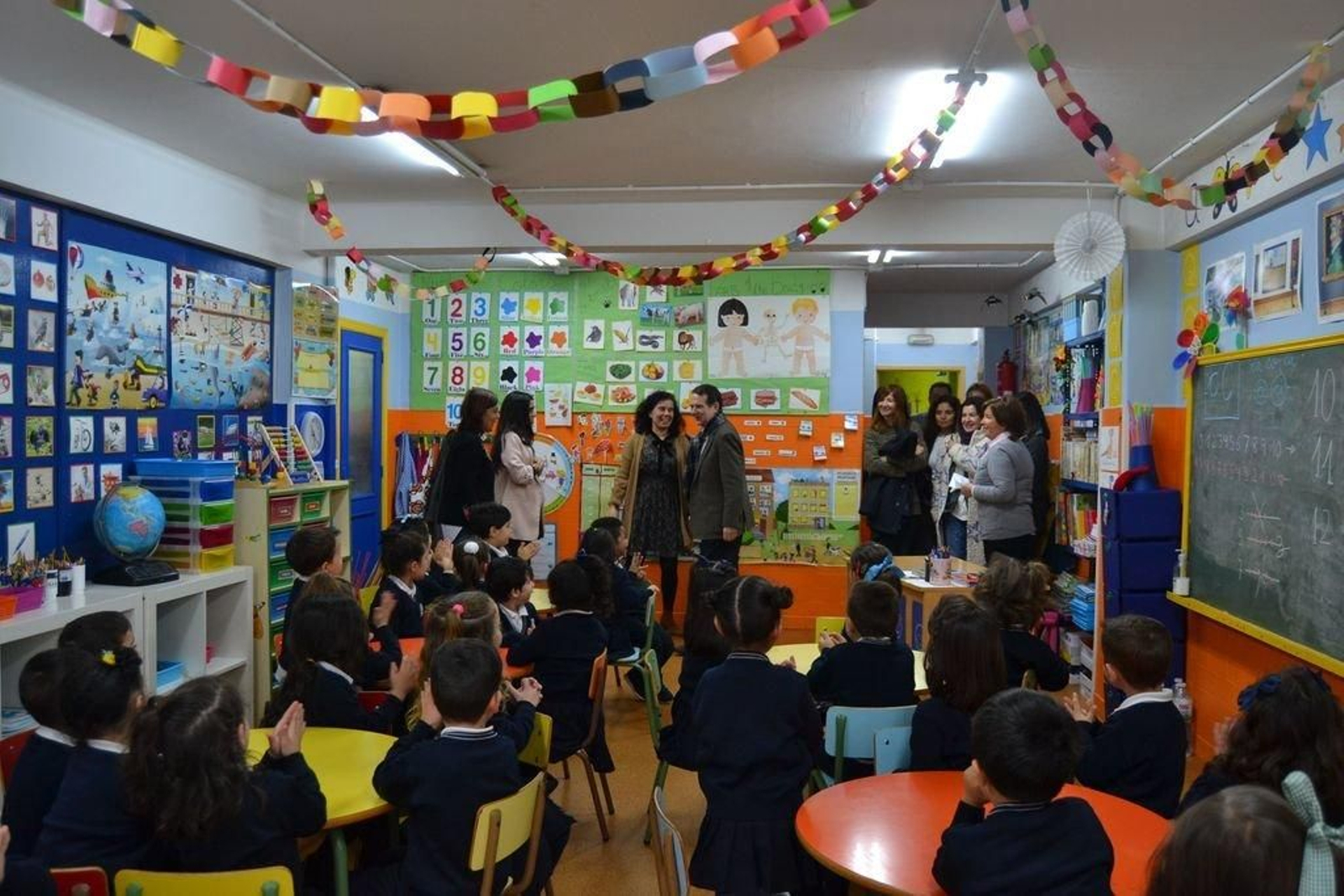 El alcalde de Vigo, Abel Caballero, visitó el CPR Mercantil para acercar más los proyectos municipales a los niños del centro.