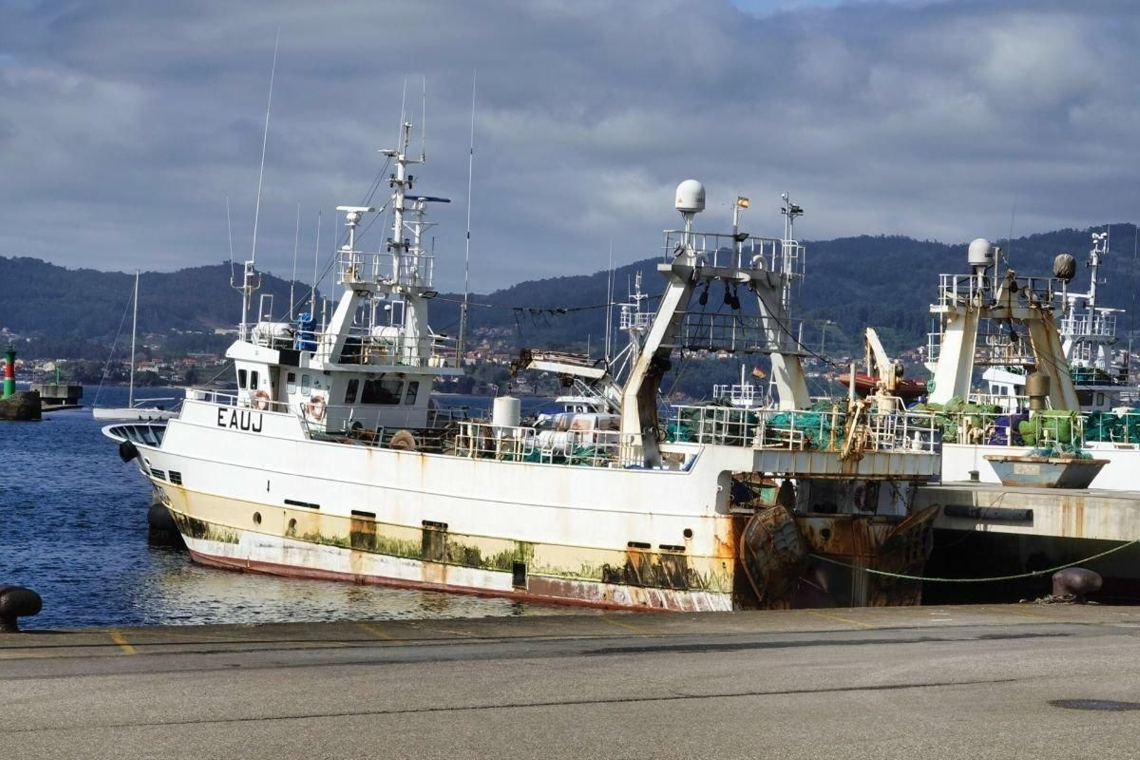Barcos arrastreros de la flota de altura amarrados en el muelle de Beiramar.