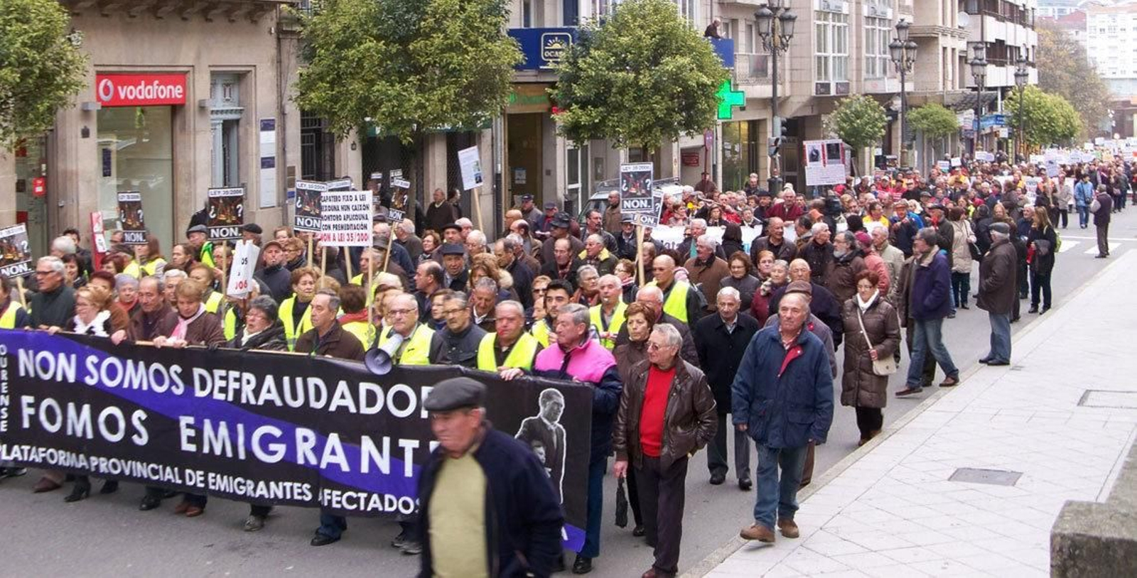 Parte de la manifestación de emigrantes retornados que recorrió las calles de Ourense.